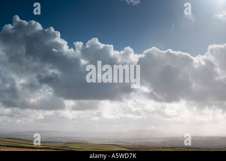 Pendle Hill Lancashire dalla Yorkshire Dales Foto Stock