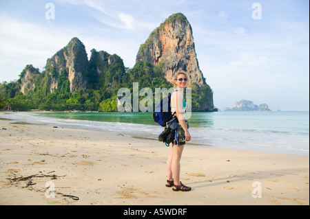 Donna pronta per arrampicata su roccia a Railay Beach ovest Foto Stock