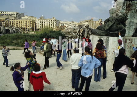 Il Libano Beirut nel mese di aprile del 1994, dopo la Guerra Civile del gruppo di giovani studenti visitano il distrutto martiri Luogo Foto Stock