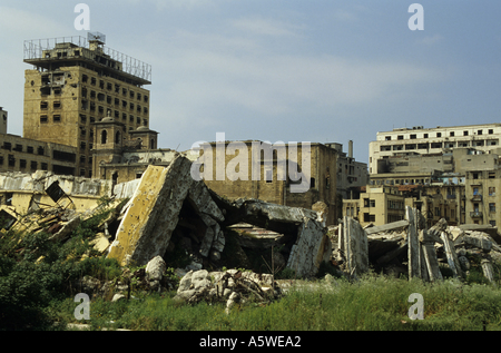 Il Libano Beirut nel mese di aprile del 1994, dopo la guerra civile ha distrutto edifici nelle vicinanze del luogo dei martiri Foto Stock