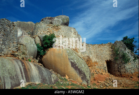 Entrata occidentale che mostra la porta della collina complesso a Grande Zimbabwe monumento nazionale, nei pressi di Masvingo, Zimbabwe,SouthernAfrica Foto Stock