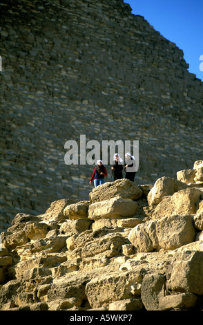 Tre le donne egiziane per i turisti che visitano le Piramidi di Giza Foto Stock