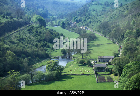 La vista dalla testa Monsal cercando il fiume Wye in Millers Dale Derbyshire Peak District Inghilterra Foto Stock