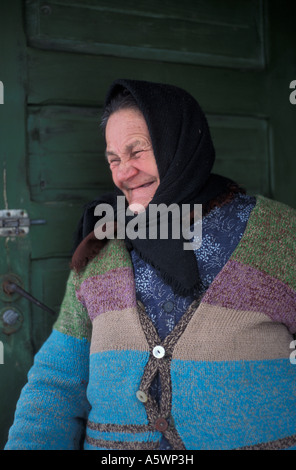 Una vecchia signora a casa sua porta la minoranza ungherese area della Transilvania Romania Foto Stock