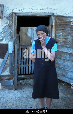 Un poveri agricoltori in moglie back yard in ungherese Székely regione della Transilvania Romania Foto Stock