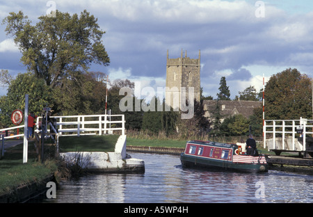 Un narrowboat passa vicino a Frampton su Severn su Gloucester nitidezza Canal nel Gloucestershire in Inghilterra Foto Stock