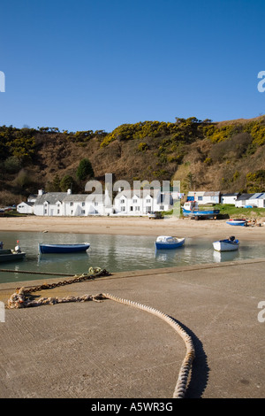 Beachfront cottages bianchi e barche dal jetty Penrhyn Nefyn piccolo porto di Porth Nefyn Bay Llyn peninsula Wales UK Foto Stock