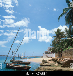 Dhow arabo al di fuori del hotel Peponi, isola di Lamu, costa Nord, Kenya, Africa orientale Foto Stock