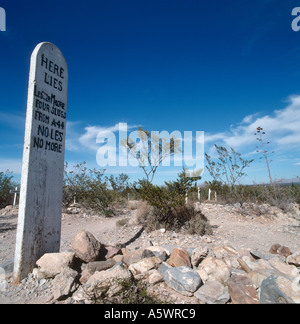 Qui giace Lester Moore quattro tondi da 44 Non meno non più grave, Boot Hill Cimitero, oggetto contrassegnato per la rimozione definitiva, Arizona, Stati Uniti d'America Foto Stock