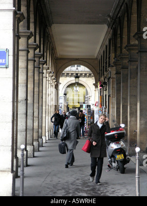 Shoppers brave l'inverno meteo - Rue de Rivoli Parigi Francia Foto Stock