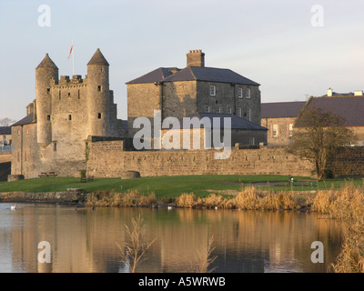 Serata di lavaggi con la luce del sole attraverso il castello di Enniskillen che ora ospita il Museo di Contea, County Fermanagh Irlanda del Nord Foto Stock