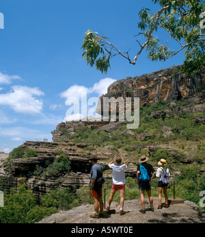 Gli escursionisti a Nourlangie Rock, il Parco Nazionale Kakadu, Territorio del Nord, l'Australia - Posizione per "Crocodile Dundee' movie Foto Stock