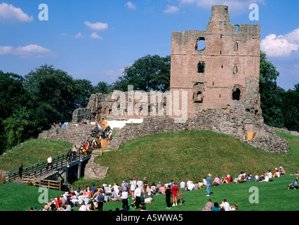 Il castello di Norham Northumberland England Regno Unito Viaggi turismo intrattenimento familiare Castello medievale inglese del patrimonio storico di visitatori Foto Stock