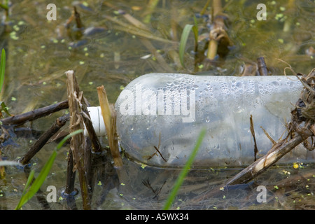 Bottiglia di plastica gettata via in canale inquinato in radcliffe Bury lancashire regno unito Foto Stock