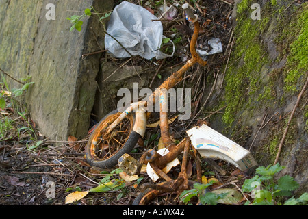 Bicicletta arrugginita e borsa di plastica gettati via sul canale di accesso a radcliffe bury lancashire uk Foto Stock