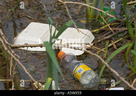 Rifiuti di bottiglie di plastica e vassoio di confezionamento fast food gettato via nel canale, vassoio di raccolta rifiuti in acqua a radcliffe Bury lancashire uk Foto Stock