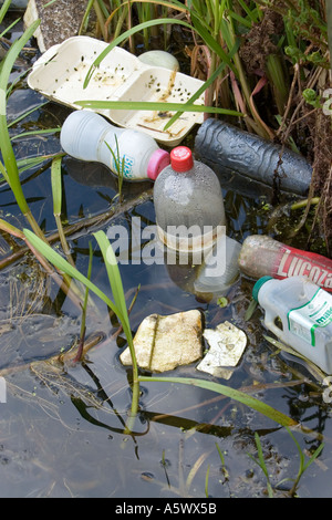 Bottiglie di plastica spazzatura, confezionamento fast food, rifiuti di vassoi di alimenti in polistirene gettato via nel canale a radcliffe Bury lancashire uk Foto Stock