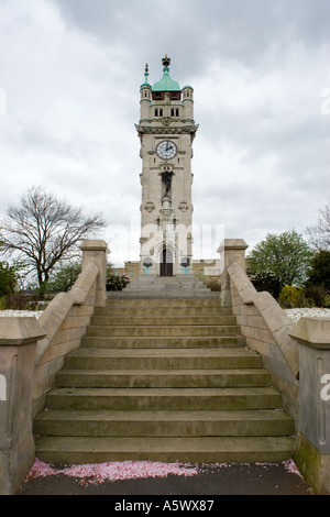 Scalini di pietra che conducono alla torre dell'orologio memoriale di Whitehead bury lancashire regno unito Foto Stock