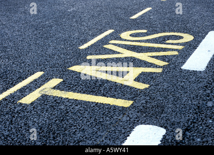 Taxi dipinte su asfalto Foto Stock