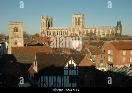 Vista della cattedrale di York Minster sui tetti, York, nello Yorkshire, Inghilterra, Regno Unito Foto Stock