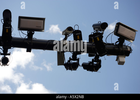 Tassa di congestione telecamere e sensori su strada Foto Stock