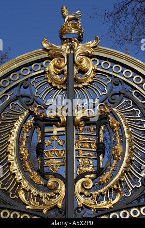 Cancelli per Green Park vicino a Buckingham Palace Londra Inghilterra REGNO UNITO Foto Stock