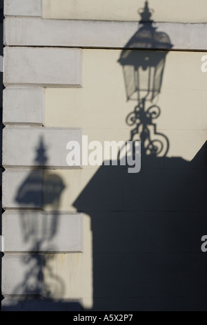 Ombre Gaslight vicino a St James's Palace Londra Inghilterra REGNO UNITO Foto Stock