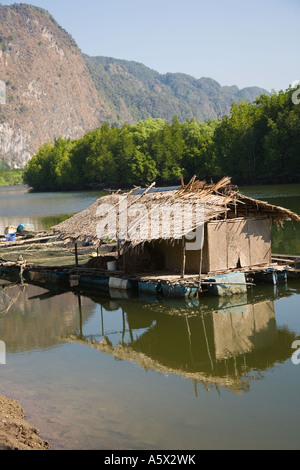 Inconsistente tradizionale casa di pescatori in mare villaggio Zingaro, Koh Sirey, Phuket, Tailandia Foto Stock