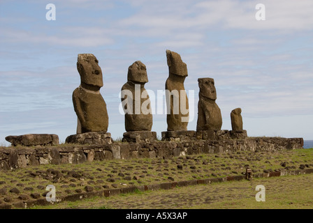Cile Isola di Pasqua statue o moai su una piattaforma o chiamato ahu Ahu Tahai vicino alla città di Hanga Roa Foto Stock