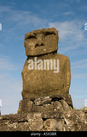 Cile Isola di Pasqua statua o moai su una piattaforma o chiamato ahu Ahu Tahai vicino a Hanga Roa Foto Stock
