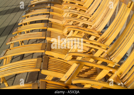 Righe di lettini in legno su un ponte di navi Foto Stock