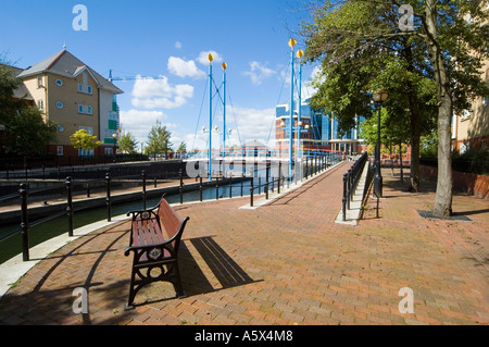 Posti a sedere e passerella alla fine del Mariner's Canal, Erie Basin, Salford Quays, Greater Manchester, Regno Unito Foto Stock