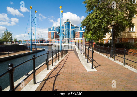La Victoria Building e una passerella alla fine del Mariner's Canal, Erie Basin, Salford Quays, Greater Manchester, Regno Unito Foto Stock