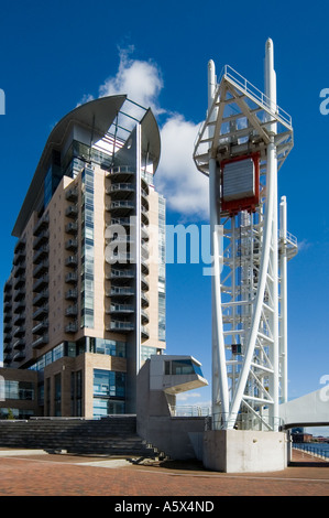 Imperial Point Blocco di appartamenti e di una delle torri del millennio (Lowry) Passerella, Salford Quays, Greater Manchester, Regno Unito Foto Stock