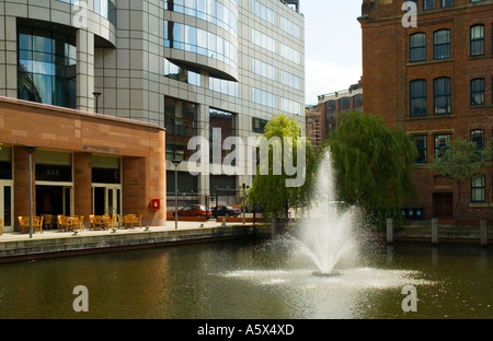 Ex Manchester e Salford Junction Canal, di fronte al Bridgewater Hall, Barbirolli Square, Manchester, Regno Unito Foto Stock