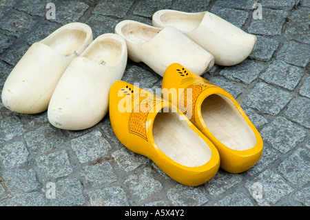 Dutch scarpe di legno in un mercato di strada nel centro della città, Manchester, Regno Unito Foto Stock