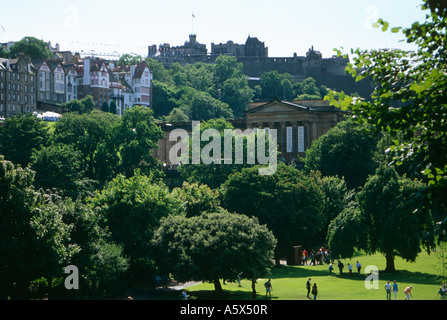 Vista da est di Princes Street Gardens verso il Castello di Edimburgo, Edimburgo, Scozia, Regno Unito Foto Stock