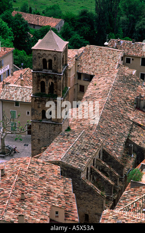 Tetti e il campanile di una chiesa a Moustiers St Marie in Provenza Francia Foto Stock