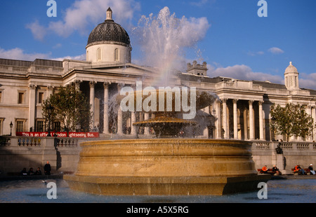 Fontana e la National Gallery, Trafalgar Square, Westminster, London, England, Regno Unito Foto Stock