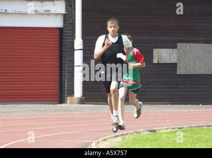 Giovane uomo sulla via di corsa indossare nero top e pantaloncini atletica Foto Stock