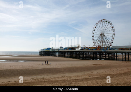 BLACKPOOL Beach e North Pier con la ruota panoramica Ferris Foto Stock