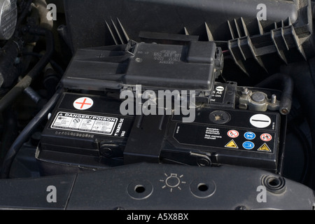 Vartade al piombo a 12 v 55 amp ora batteria auto in situ sotto cofano UK Foto Stock