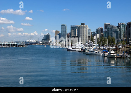 Vista di Coal Harbour e dello skyline di Vancouver da Stanley Park, giugno 2005, Vancouver, British Columbia, Canada Foto Stock