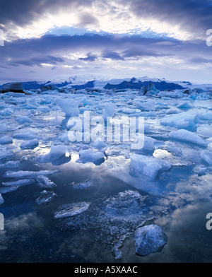 Jokulsarlon laguna glaciale e Vatnajokull tappo di ghiaccio Islanda Foto Stock