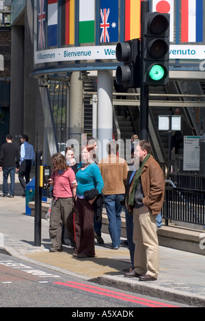 Pedoni in attesa di attraversare la strada al semaforo nel centro di Londra Inghilterra Foto Stock