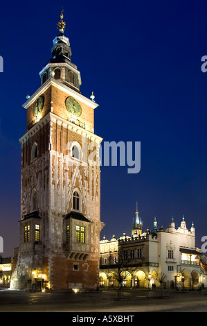 Xiii C Municipio torre con la rinascimentale sala panno in piazza del Mercato di Cracovia in Polonia al crepuscolo Foto Stock