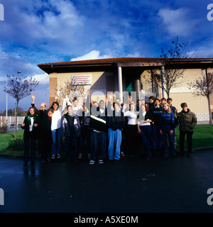 Marcq en Baroeul Francia adolescenti sventolando Ecole Jeannine Manuel Foto Stock