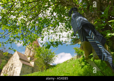 ARMENIA vicino Ijevan sciarpe e tessuto legato alla struttura monastero Hagharstsin frequentemente visitato chiesa costruita nel 1200 s Foto Stock