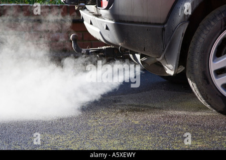 Nube di gas di scarico da un'auto. Giri del motore. Regno Unito. Inquinamento e fumi da un veicolo. Foto Stock