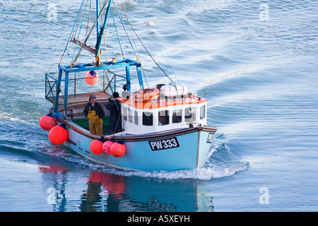 I pescatori di un blu barca da pesca / trawler. Padstow. North Cornwall. Regno Unito. Foto Stock